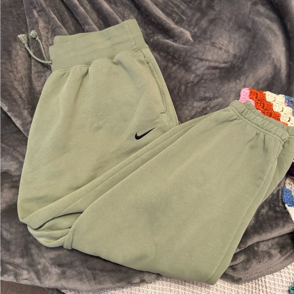Nike women’s  Sage Green sweatpants
